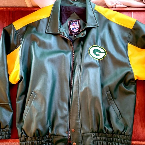 Incredibly cool fake leather 1990s green bay packers jacket